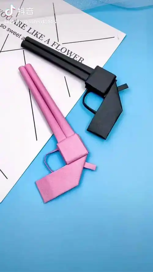 给宝宝折两把折纸小手枪玩具安排上手工折纸亲子手工