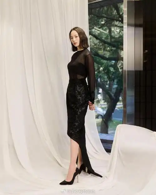 张钧甯黑白氛围感写真释出着透视刺绣开叉裙气质佳