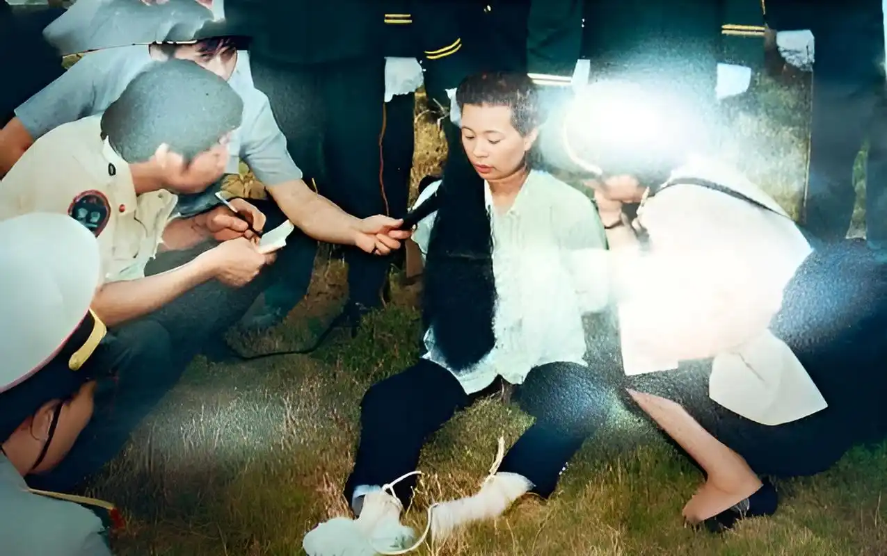 1991年,23岁的刘伊平正在接受刑场采访,这场采访很罕见,只因她是80