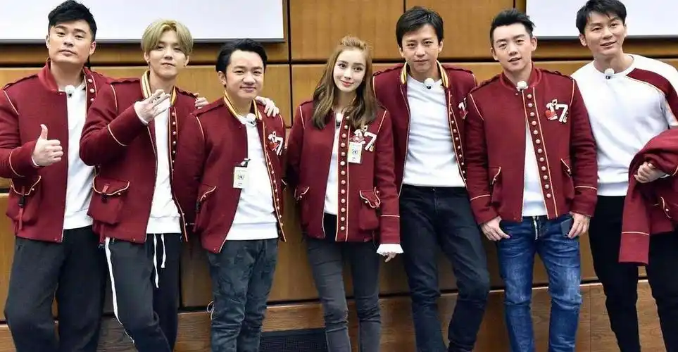 跑男首期录制结束李晨晒8人合照baby占c位蔡徐坤略显低调