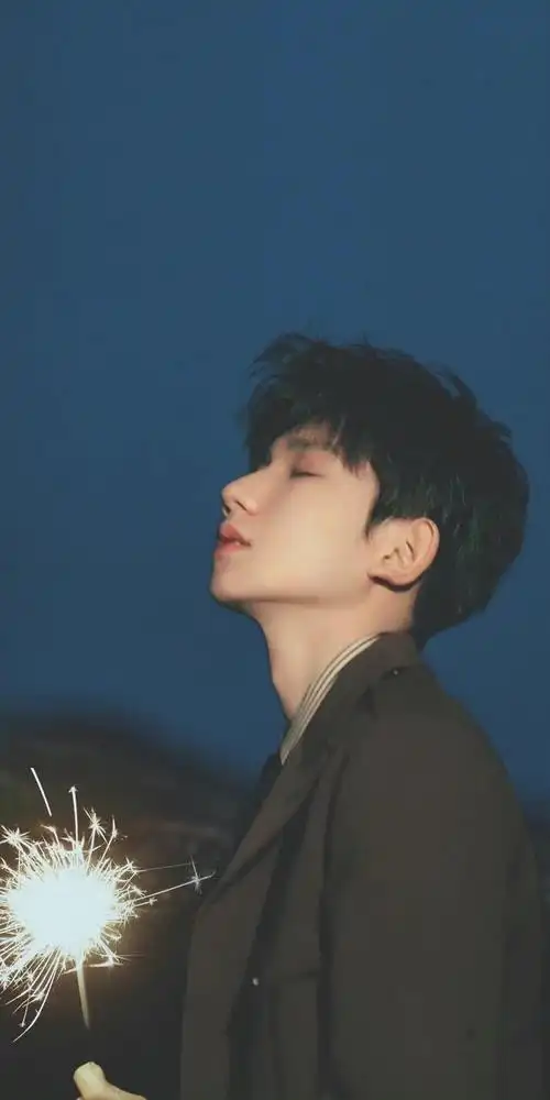 王源侧脸绝了下颔线绝绝子