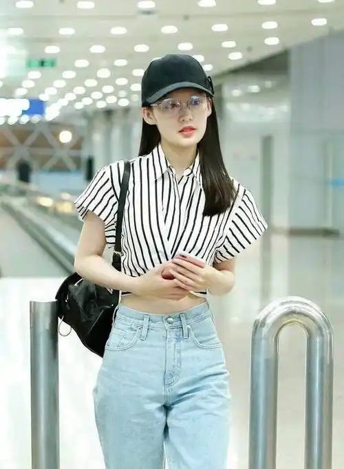 李沁戴棒球帽现身机场一袭条纹衬衫配牛仔裤秀小蛮腰美的清纯_薛宝钗