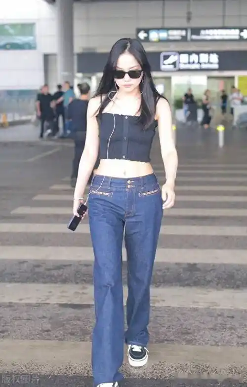 黄龄现身长沙机场,前往录制《时光音乐会》_湖南