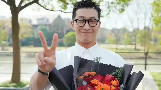 窦骁|窦骁胖过头了,两百斤体重膘满肠肥,身材壮硕成油腻大叔!