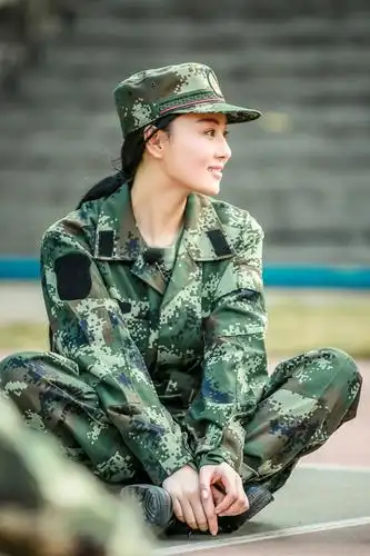 张馨予身穿迷彩有一种正气的美,喜欢这样的她吗?_新浪看点