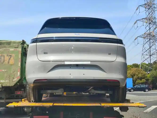 理想l6现身街头,长近5米 大象灰配色,搭前双叉臂 续航172km_搜狐汽车