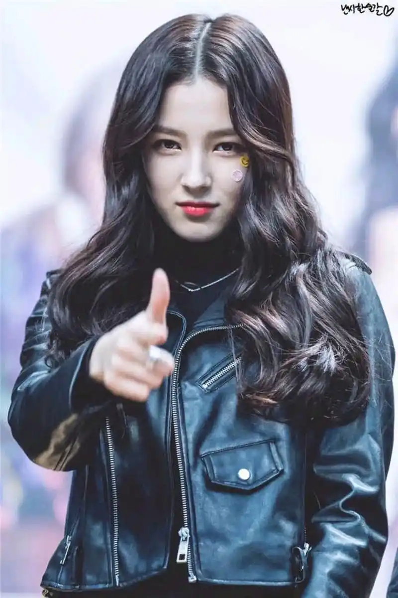 她出生于2000年,被称为"韩国最美丽的混血天使".李承利