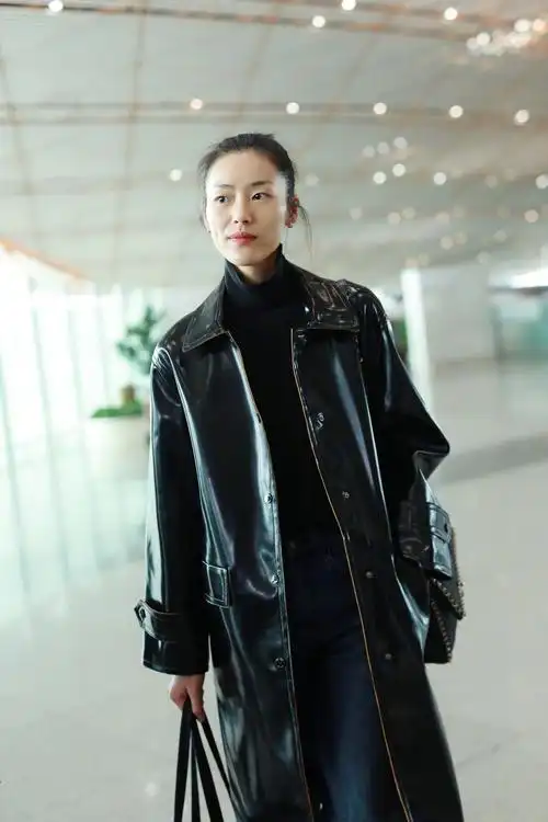 刘雯北京机场街拍干净洒脱