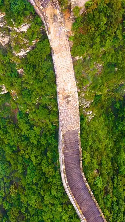 箭扣长城万里长城里最惊险的鹰飞倒仰段接近90度垂直由于太过危险已经