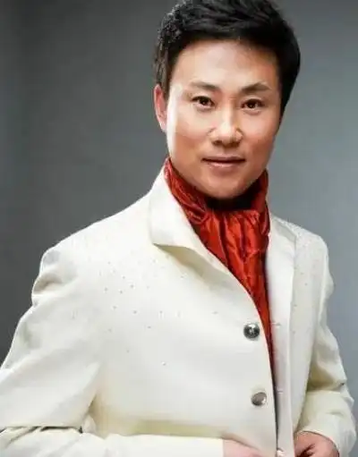 "军旅歌手"耿为华:离婚当天与女儿抱头痛哭,今51岁仍单身