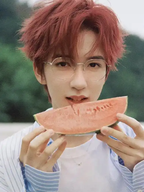 贺峻霖笑起来感觉像是晶亮的玻璃碎光在绿色的湖水上粼粼闪动 好明媚