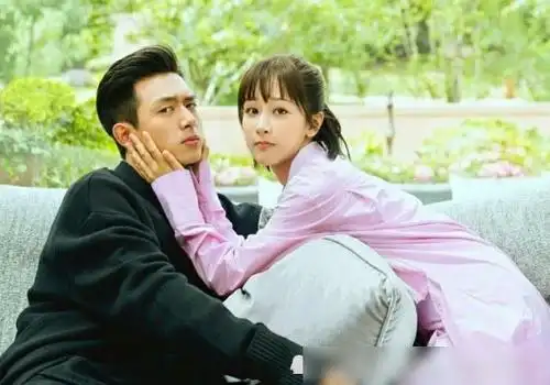 杨紫深夜晒和李现合照有谁注意到李现的评论了你俩能不能私聊