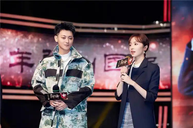 胡冰卿亮相新剧开播发布会 与搭档黄子韬逗趣互怼