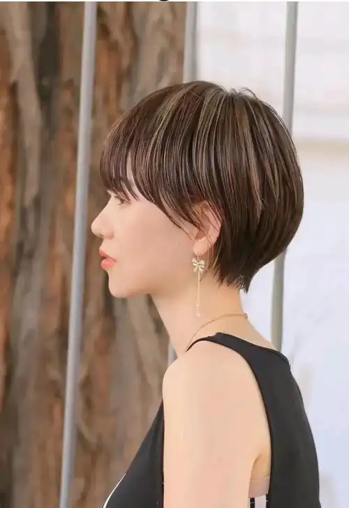 短碎发可以说是很多女性都剪过的发型,蓬松自然还有线条感,到最好的短