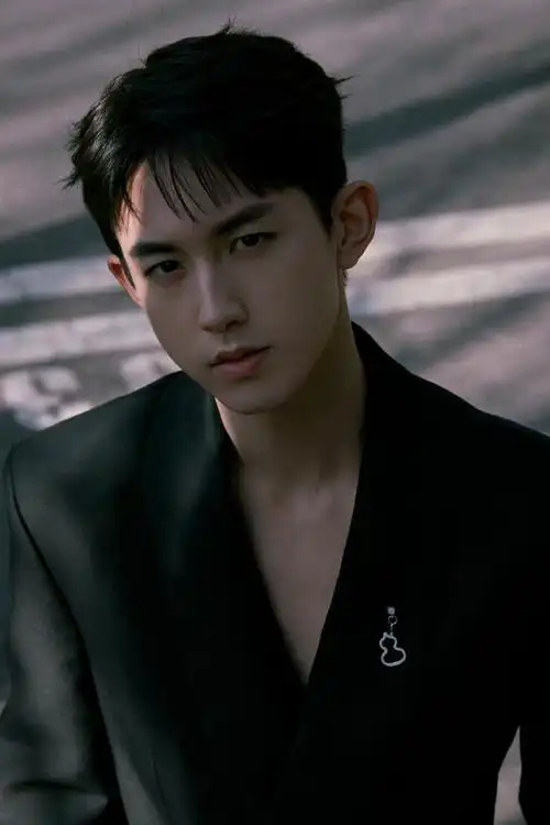 郭俊辰深v西装造型