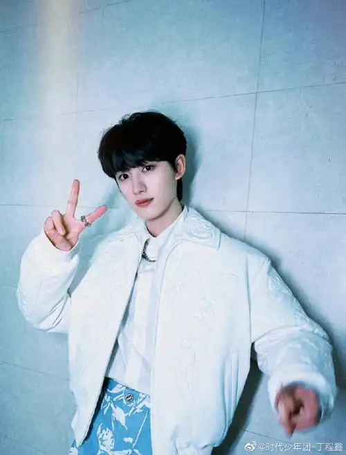 丁程鑫剪刀手四宫格随拍