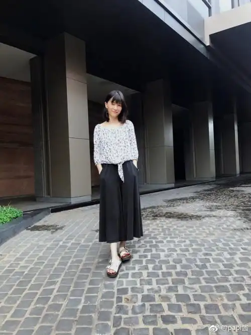 网红清流papi酱晒素颜生活照 气质文艺