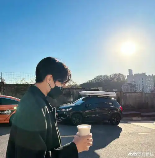 林彦俊晒背影随拍