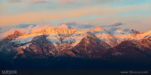 高耸入云的山巅高清图片