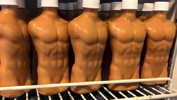 而且平身还会因为饮料低温的「冷凝」效果,让突出的胸肌拥有「香汗