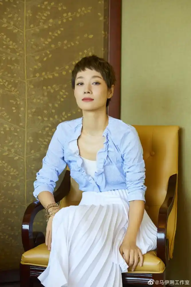 马伊琍换了新发型蓝色衬衫配白色百褶裙看起来就像20岁少女