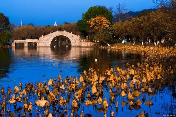 杭州十大旅游景点有哪些?除了西湖,就属灵隐寺和雷峰塔名气最盛