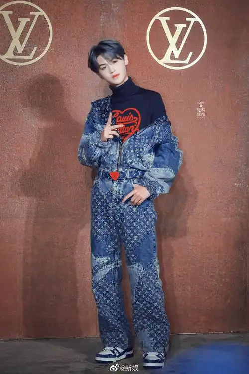 justin黄明昊1117红毯图一身满印牛仔套装内搭高领毛衣