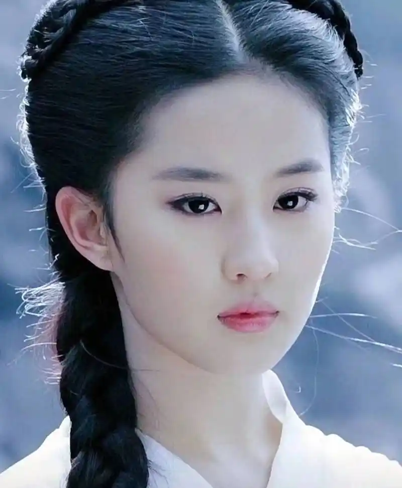 在2006年的《神雕侠侣》中刘亦菲饰演了小龙女这一角色,当时她年仅18