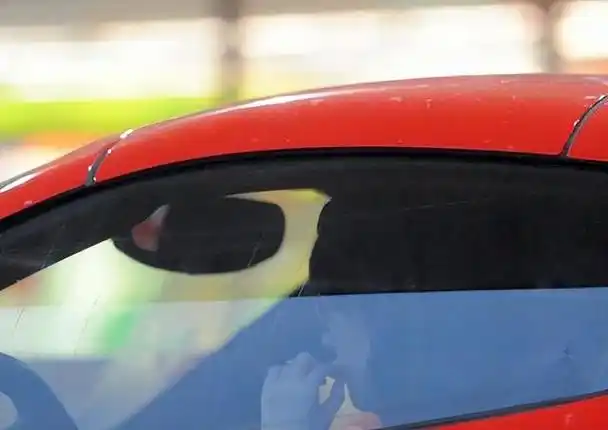 前几天在路上开车的时候,偶遇到了开着红色跑车的刘亦菲,并且摇下了副