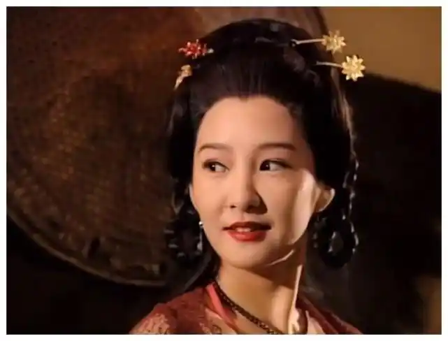 别再尬演妩媚和风情了,三位女星告诉你,什么叫媚骨天成!