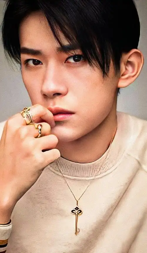 易烊千玺眼神杀大片##易烊千玺硬照表现力好绝