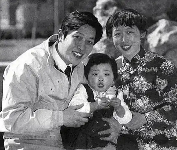 回顾唐国强女儿唐莉母亲悲惨离世后选择原谅父亲不喊壮丽母亲