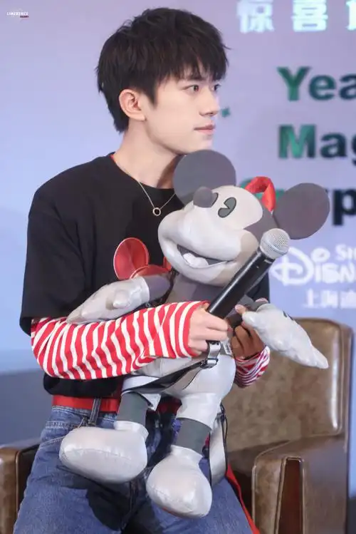 210520  迪士尼活动  小千美好得像在迪士尼里长大的  #易烊千玺涤鞍
