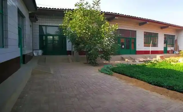 与鹏飞家不同的是明化镇孙金喜,他的房子虽然算不上豪华出众,但是经过