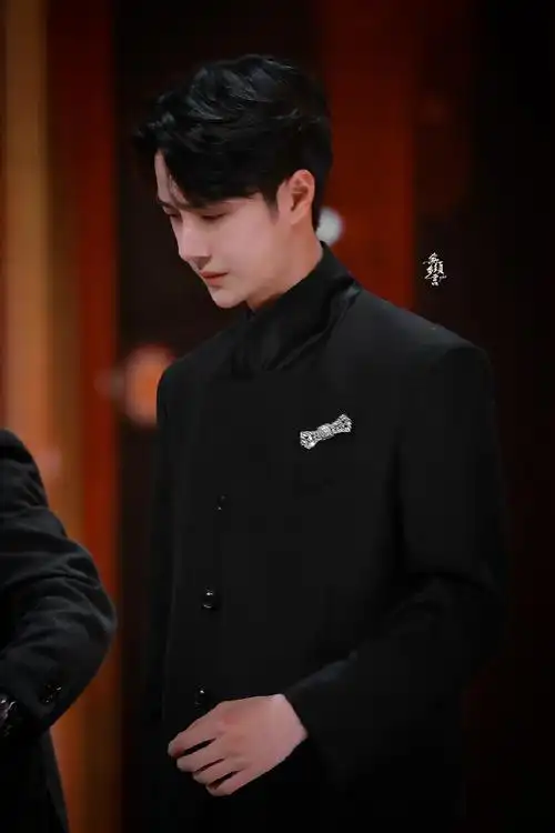 #王一博##王一博暗纹西装#