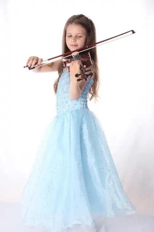 孤立在白色背景上拉小提琴的儿童