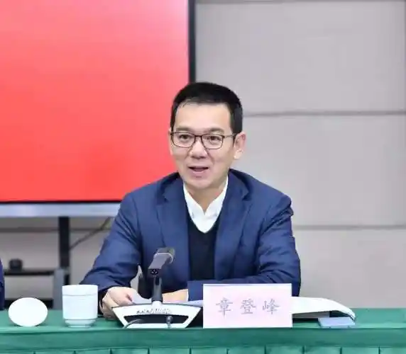 章登峰主持召开疫情防控工作领导小组会议:全面提升系统科学作战水平