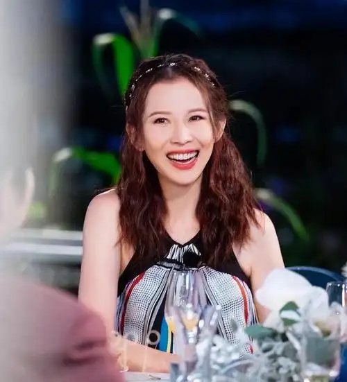 回顾蔡少芬嫁重庆小丈夫婚后连生三胎如今一家五口其乐融融