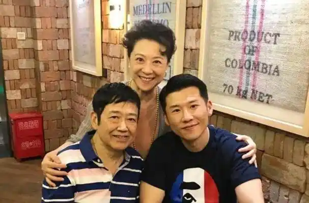 演员王骁40岁走红娶平凡妻子生闺女是母亲王馥荔的自豪