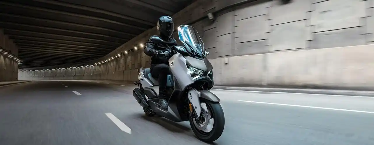 2023款雅马哈xmax300欧美上市,外形多处改变,配置人机互联上下双液晶