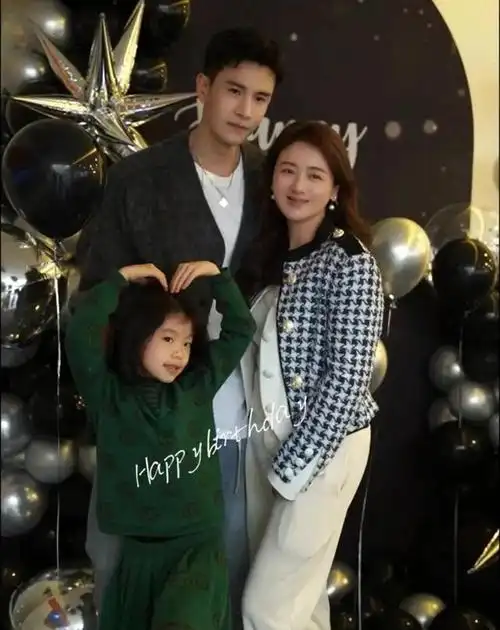 小李琳晒全家福为老公庆生,甜蜜怀抱妻女,7岁女儿长相随爸爸