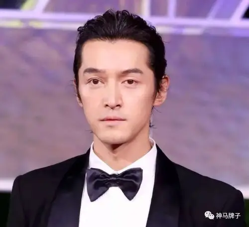 这种油头,也是近几年胡歌出席隆重场合的时候最常梳的发型.