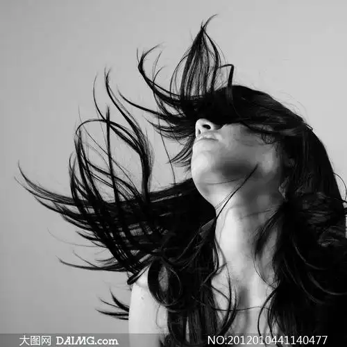 甩头发的美女人物黑色摄影高清图片