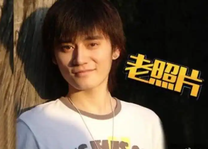 组图:钱枫旧照曝光!身形高瘦五官硬朗难掩少年气