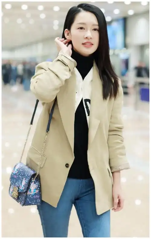 李沁现身机场,穿西装配牛仔裤却被脚上袜子抢镜:太减龄了