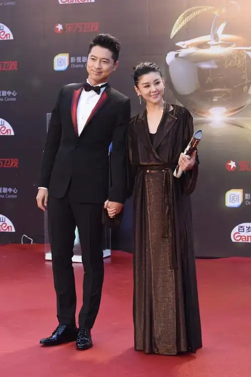 王雷夫妇合体走红毯李小萌穿的是裤还是裙她脚踩恨天高仍显矮