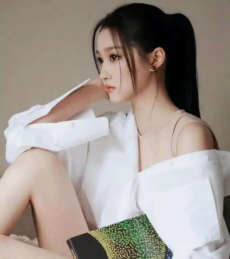 关晓彤巴黎时装周出席华伦天奴大秀,白色衬衣搭配箭头铆钉高跟鞋,大