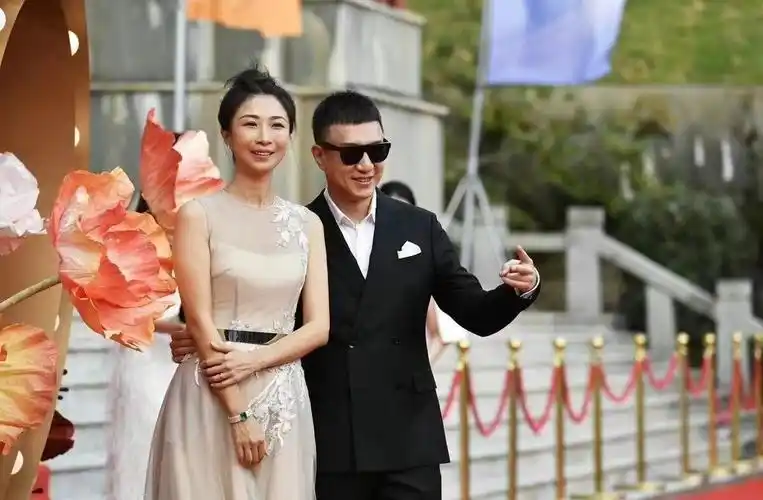 孙红雷老婆走红毯,穿高跟比1米8老公高半头,不漂亮但很有辨识度|肉色