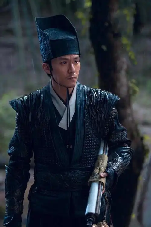 这是张震首次出演电视剧,古装造型透着一点孤傲清冷的