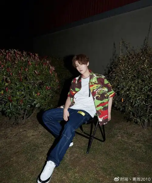 不愧是曾经的顶流,鹿晗绿西装冲上热搜,绿色西装配红发依旧帅气